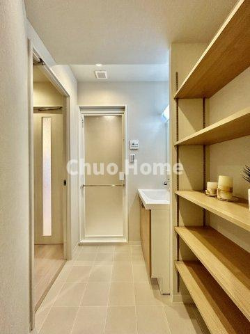 朝日言問マンションの脱衣所|【洗面所】明るい洗面所は朝をすっきりさせてくれる空間です。バタバタしている忙しい朝でも収納が多い洗面台では短い時間で効率良く支度ができます。