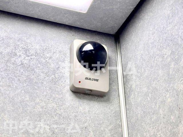 朝日言問マンションの防犯設備|【防犯カメラ】何かあった時の大事な証拠になることももちろんなりますが、防犯というくらいですので大事なのは防犯カメラがあることによって抑止力につながることですよね。