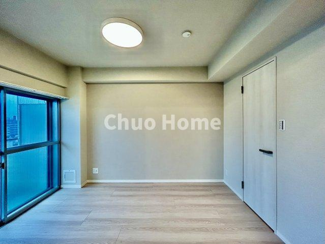 朝日言問マンションの洋室|【洋室】快適に過ごす条件は、一人ひとり違います。だからこそ飾り過ぎないシンプルな内装と偏り過ぎないデザインで統一しております。居住していく中でオーナー様だけの【マイホーム】に創り上げて下さい