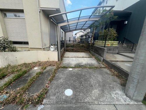 熊取町つばさが丘北3丁目戸建ての駐車場|カースペースがあります