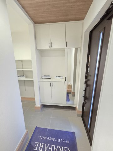新築　太田市岩松町2期　GRAFARE　2号棟	の玄関|現地写真　シューズインクロークと下駄箱があり、かなりの収納量が期待できます！						
