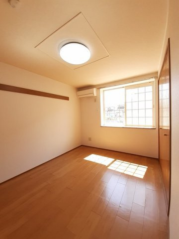 オーブリー鳴門　Ｂの内装|明るい色調の室内です