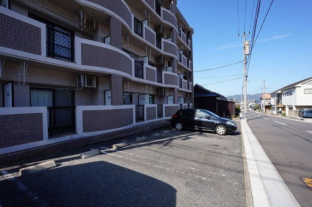 【駐車場】 | フリーアメニティ　ＯＮＥ | 駐車場があるので、車を買う予定の方も安心です