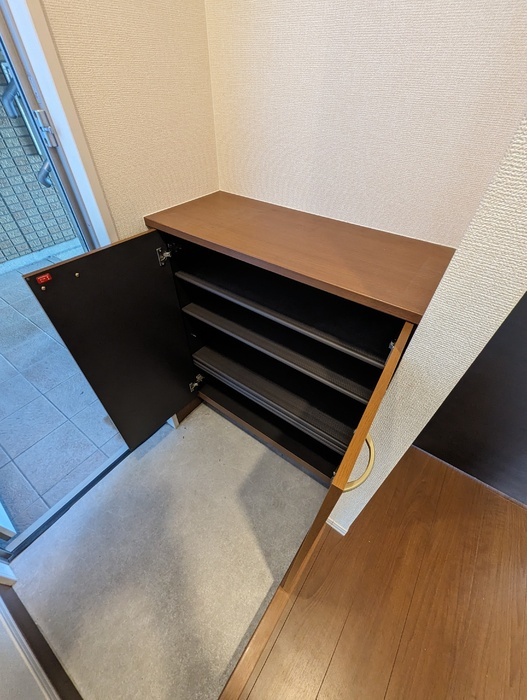 セゾン平出の玄関