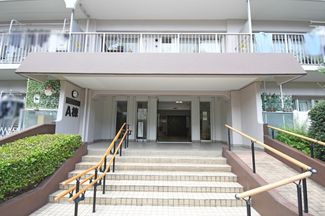 大宮平和台マンションA棟のエントランス