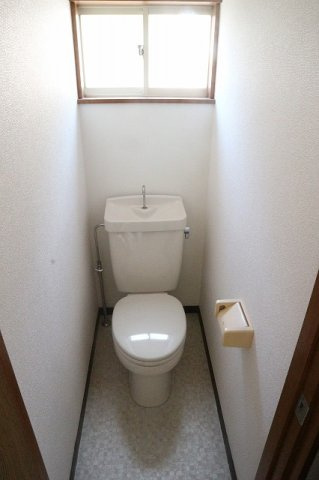 【トイレ】 | アミー一番館 | 換気が良い小窓付き