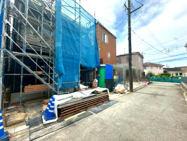 大久保町大窪の前面道路含む現地写真|商業施設が徒歩圏内にあり、ちょっとしたお買い物にも便利な立地です♪