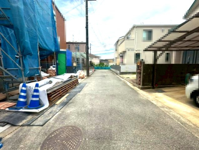 大久保町大窪の前面道路含む現地写真|駐車がしやすいゆとりある前面道路ですね♪