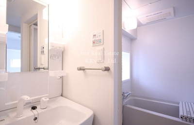 【洗面所】 | オリエンタル南堀江 | 特に女性には嬉しいシャワーと照明付き縦型洗面化粧台♪