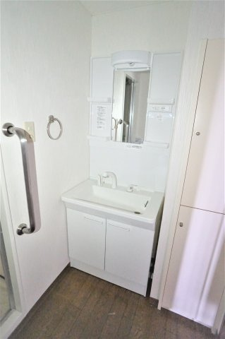 コンフォールドミールの独立洗面台|朝など便利なシャンプードレッサー※写真は別のお部屋です