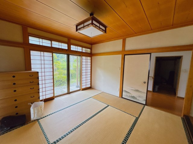 勿来町窪田大槻 陽当たり良好 中古平屋中古住宅 3LDK＋納戸 不動産プラスの和室|8帖和室です。お荷物のお片づけとハウスクリーニングを行います。南側に大きな窓があるので明るく温かいお部屋になっています。