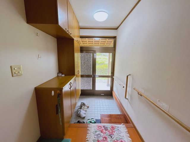 勿来町窪田大槻 陽当たり良好 中古平屋中古住宅 3LDK＋納戸 不動産プラスの玄関|玄関ホールです。広々とした玄関になっているので多くのお荷物を持っていても安心して出入りできますよ。