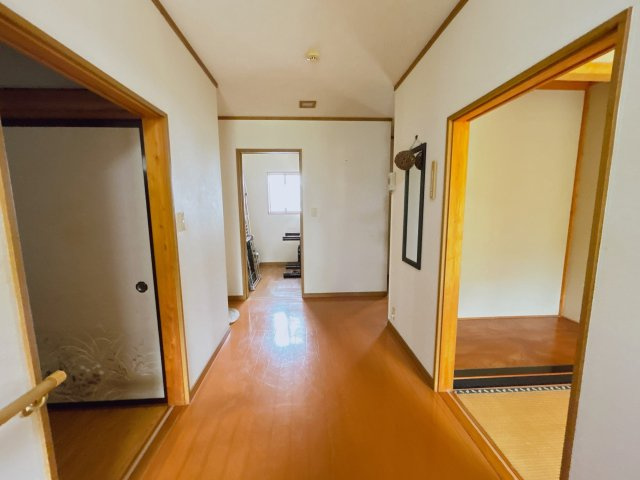 勿来町窪田大槻 陽当たり良好 中古平屋中古住宅 3LDK＋納戸 不動産プラスの内装|廊下です。幅の広い廊下になっています。老後車いすを利用の方も安心です。