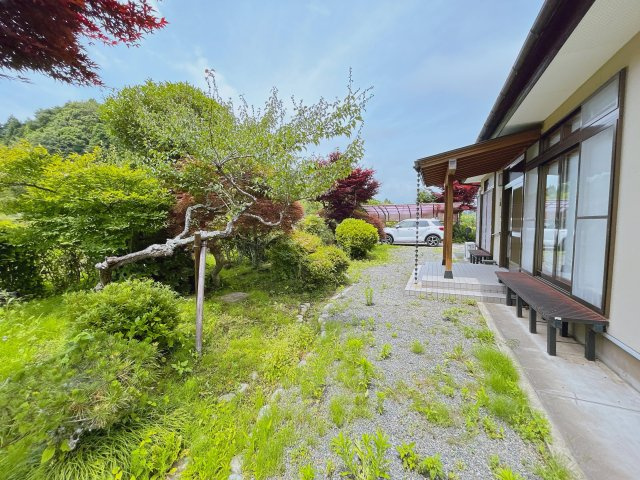勿来町窪田大槻 陽当たり良好 中古平屋中古住宅 3LDK＋納戸 不動産プラスの庭|お庭です。広々とした敷地になっています。お庭スペースも充実しているので子供の遊び場や家庭菜園にもってこいです。