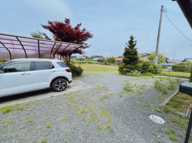 勿来町窪田大槻 陽当たり良好 中古平屋中古住宅 3LDK＋納戸 不動産プラスの駐車場|駐車場別角度です。カーポートも備え付けられています。