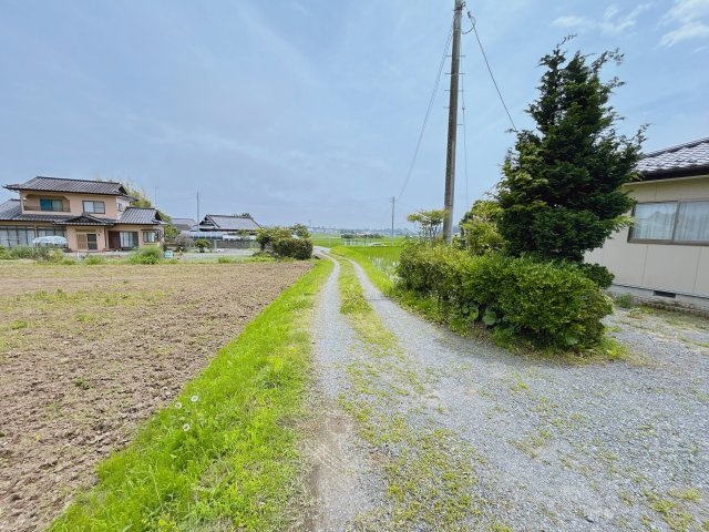 勿来町窪田大槻 陽当たり良好 中古平屋中古住宅 3LDK＋納戸 不動産プラスの前面道路含む現地写真|前面道路です。幅が約3.2mとやや細いですが敷地が広くなっているので安心して駐車できますよ。