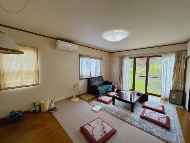 勿来町窪田大槻 陽当たり良好 中古平屋中古住宅 3LDK＋納戸 不動産プラスの居間・リビング|【現況販売】リビングは約19帖の広さです。お荷物のお片づけとハウスクリーニングを行います。
