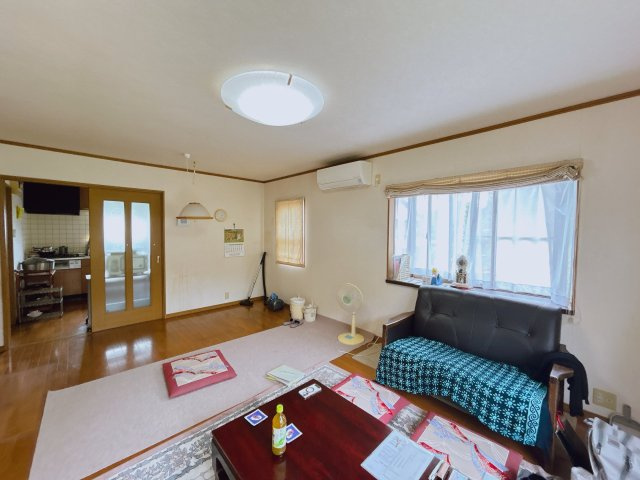 勿来町窪田大槻 陽当たり良好 中古平屋中古住宅 3LDK＋納戸 不動産プラスの居間・リビング|【現況販売】リビング別角度です。お荷物のお片づけとハウスクリーニングを行います。約19帖の広々LDKでゆったりおくつろぎください。
