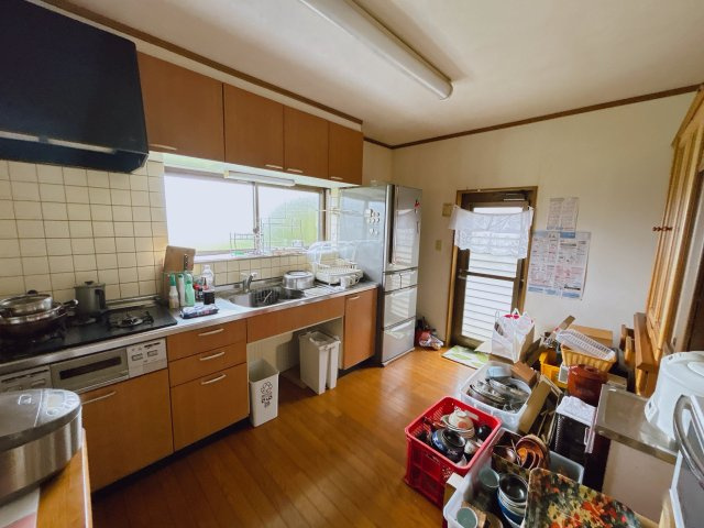 勿来町窪田大槻 陽当たり良好 中古平屋中古住宅 3LDK＋納戸 不動産プラスのキッチン|【現況販売】キッチンスペースです。お荷物のお片づけとハウスクリーニングを行います。キッチンスペースが広いので家具を設置してもゆったりご利用可能です。