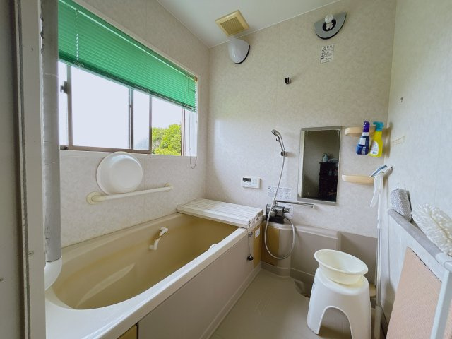 勿来町窪田大槻 陽当たり良好 中古平屋中古住宅 3LDK＋納戸 不動産プラスの浴室|浴室です。お荷物のお片づけとクリーニング、設備点検を行います。1坪タイプの浴室なので足を伸ばしてゆっくりおくつろぎできます。