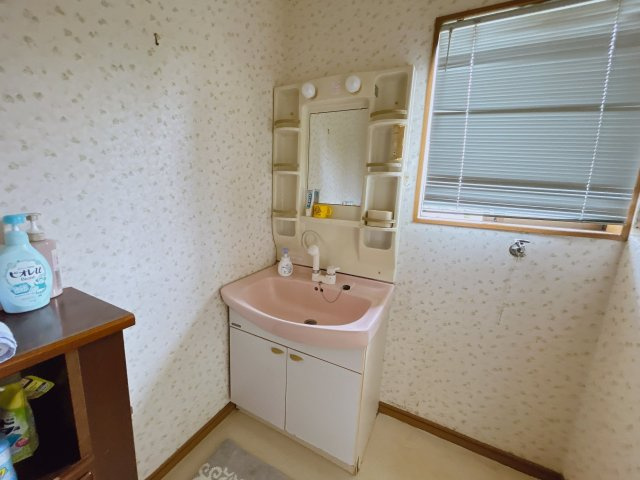 勿来町窪田大槻 陽当たり良好 中古平屋中古住宅 3LDK＋納戸 不動産プラスの脱衣所|洗面脱衣室の洗面台です。お荷物のお片づけとクリーニング、設備点検を行います。