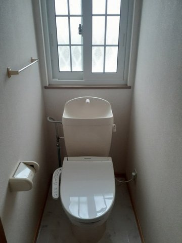 落ち着いた色調のトイレです