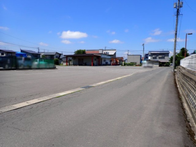 【前面道路含む現地写真】 | 黒石市旭日町　角地　事業用地