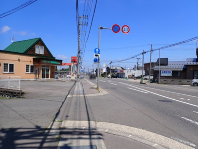 【前面道路含む現地写真】 | 黒石市旭日町　角地　事業用地