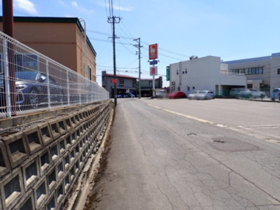【前面道路含む現地写真】 | 黒石市旭日町　角地　事業用地