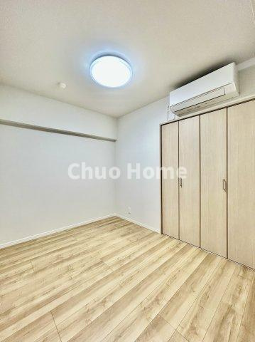 綾瀬プルミエの寝室|【寝室】心と体をゆったりと安らげる主寝室。寝室のゆとりが大きい分だけ、暮らしの安らぎは深まります。一日の疲れを癒すだけでなく、ご夫婦の親密な語らいを紡ぎ出します