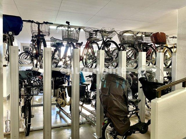 綾瀬プルミエの駐輪場|【自転車置き場】最新の空き状況や費用などの詳細は担当スタッフまでお問い合わせください。