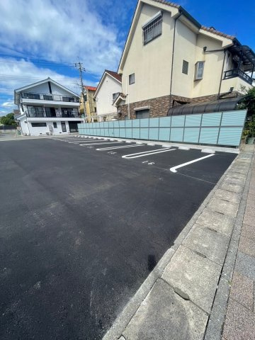 ボヌール　イーストの駐車場