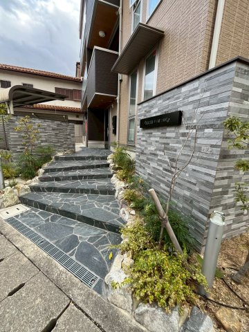 SAKURA甲子園三保町のエントランス