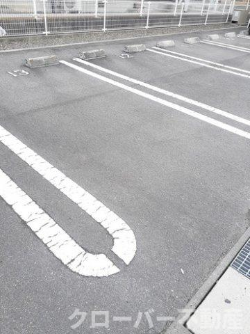 グランデール観音寺Ｂの駐車場