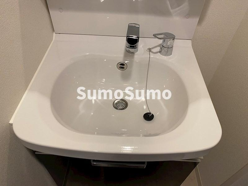 エステムコート神戸グランスタイルの独立洗面台|独立洗面台、小物を置くことができて便利です
