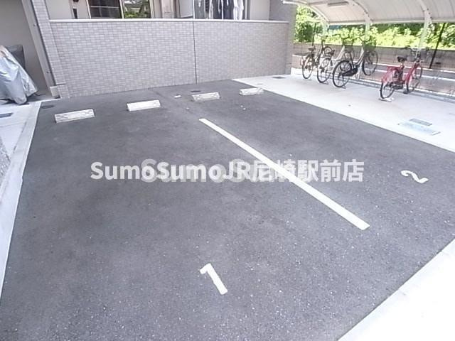 アトール尼崎の駐車場