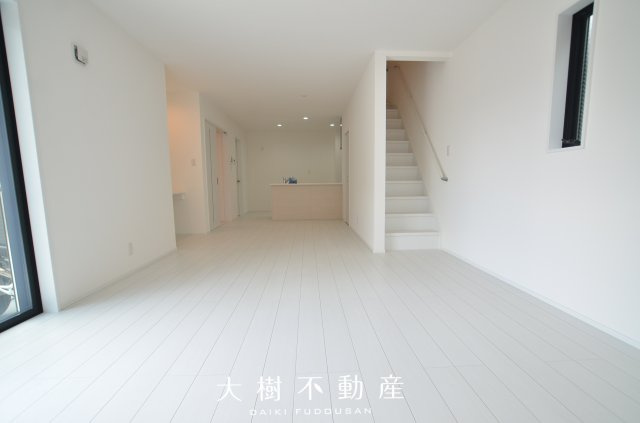 【居間・リビング】 | 座間市座間1丁目　新築戸建て　全3棟【仲介手数料無料】