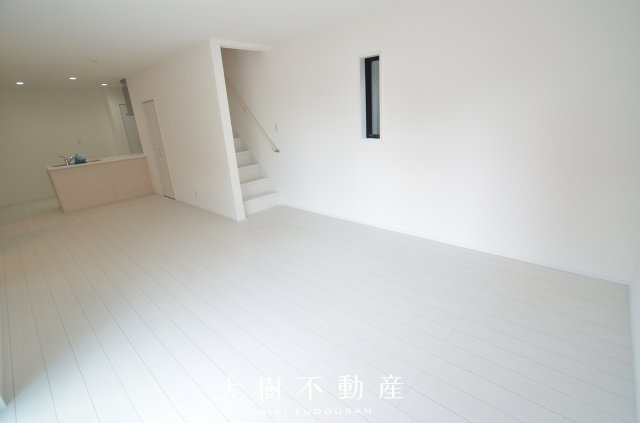 【居間・リビング】 | 座間市座間1丁目　新築戸建て　全3棟【仲介手数料無料】 | □■海老名市を中心に地域密着で営業している不動産会社です■□