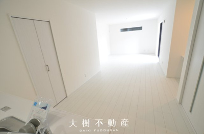 【居間・リビング】 | 座間市座間1丁目　新築戸建て　全3棟【仲介手数料無料】