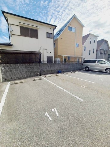 北仁川シティーハイツの駐車場