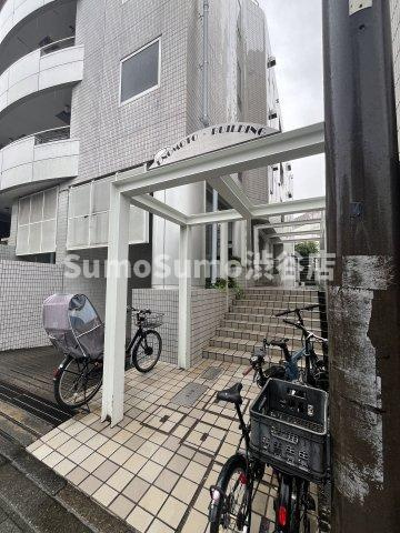 榎本ビルのエントランス