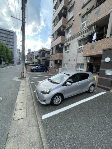 ニューガイアリルーム港№72の駐車場