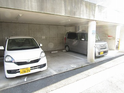 ブロッサム茨木の駐車場