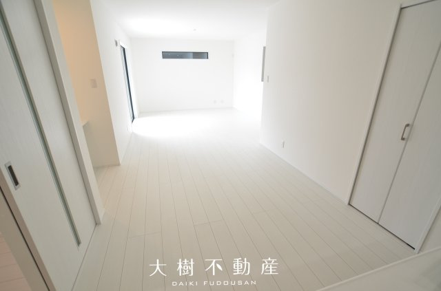 【居間・リビング】 | 座間市座間1丁目　新築戸建て　全3棟【仲介手数料無料】