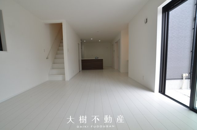 【居間・リビング】 | 座間市座間1丁目　新築戸建て　全3棟【仲介手数料無料】