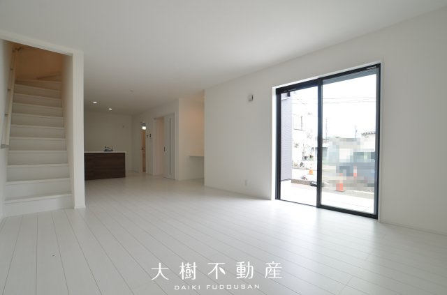 【居間・リビング】 | 座間市座間1丁目　新築戸建て　全3棟【仲介手数料無料】 | □■海老名市を中心に地域密着で営業している不動産会社です■□