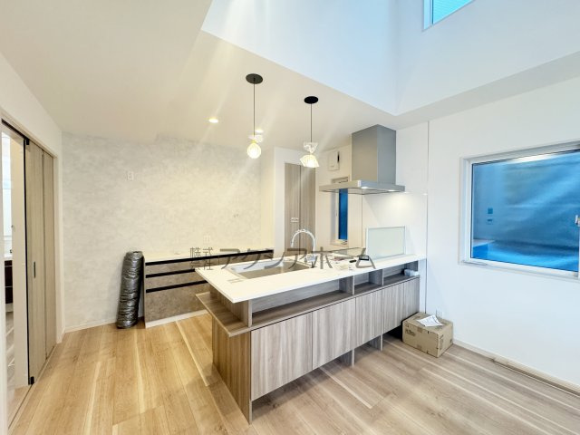 所沢市北秋津・全4棟　新築一戸建　1号棟　～全館空調搭載～のキッチン|オープンエアなカウンタータイプの対面キッチン
