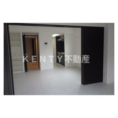 【居間・リビング】 | Ｂ　ＣＩＴＹ　ＡＰＡＲＴＭＥＮＴ　ＴＯＫＹＯ　ＳＯＵＴＨ | こちらのリビングで趣味の時間をお楽しみください
