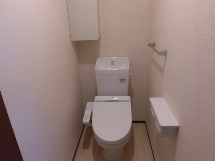 ☆温水洗浄・暖房便座付きトイレです☆
