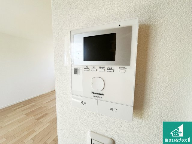 草津市平井　新築一戸建ての防犯設備|カラーモニターインターホン！声だけでなく来訪者の姿や顔がモニターで確認できるので、小さなお子様がいらっしゃるご家庭でも安心できます！
